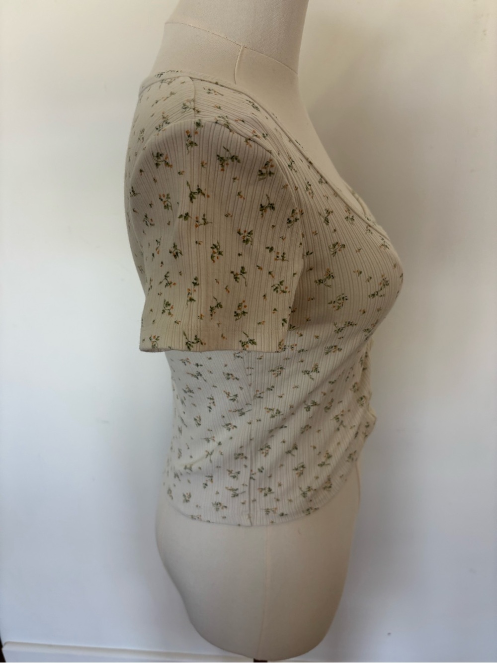 Floral Cream Ribbed Button-Front Crop Top - Picture 4 of 6